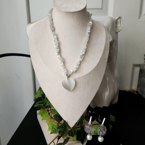 Clear and White Natural Quartz Stone Necklace with Heart Charm - Picture 5 of 8